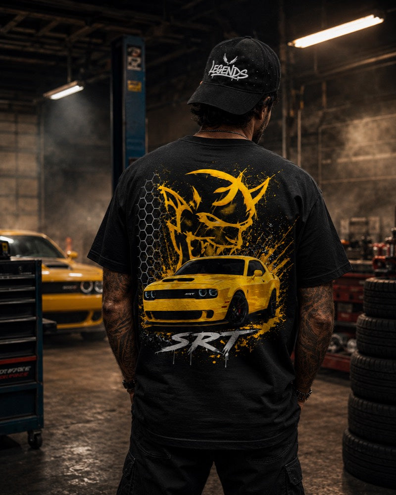 Playera Legends SRT Yellow Beast Edition puesta, en el taller